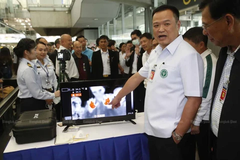 Sân bay Suvarnabhumi đặt máy kiểm tra thân nhiệt để theo dõi hành khách nhập cảnh vào Thái Lan. (Ảnh: Bangkok Post)