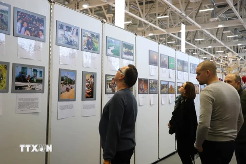 Du khách tham quan triển lãm ảnh về Việt Nam tại Hội chợ Xuân AFA 2020.(Ảnh: Mạnh Hùng/TTXVN)