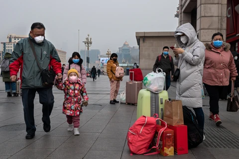 Hành khách đeo khẩu trang phòng dịch viêm phổi do virus corona . (Ảnh: AFP/ TTXVN) 