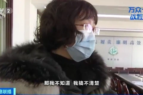 Bà Đường Chí Hồng không trả lời được câu hỏi của phóng viên. (Ảnh: CCTV)