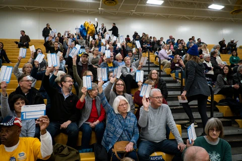 Người dân tham gia cuộc họp kín tại Iowa. (Ảnh: New York Times)