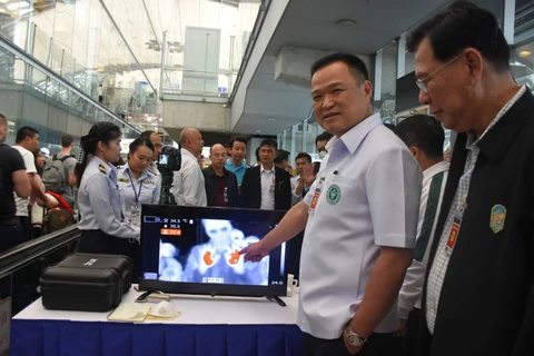 Nhà chức trách Thái Lan kiểm tra các biện pháp y tế tại sân bay. (Ảnh: PRD/Vietnam+)