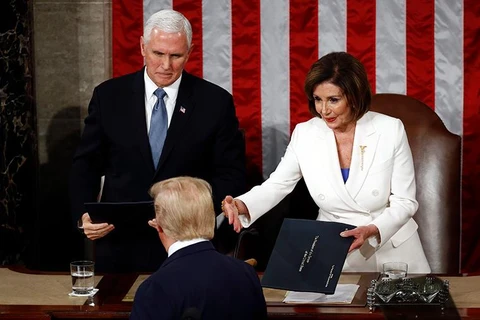 Tổng thống Trump từ chối bắt tay Chủ tịch Hạ viện Nancy Pelosi. (Ảnh: AP)