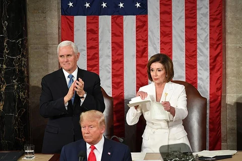 Chủ tịch Hạ viện Nancy Pelosi xé bài phát biểu của Tổng thống Trump. (Ảnh: AFP/Getty)