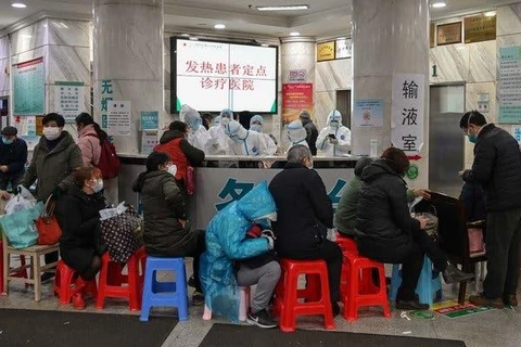 Người dân xếp hàng tại bệnh viện ở Vũ Hán.