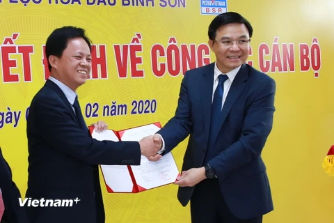 Tổng Giám đốc PVN Lê Mạnh Hùng và tân Chủ tịch HĐQT BSR Nguyễn Văn Hội. (Ảnh: Vietnam+) 