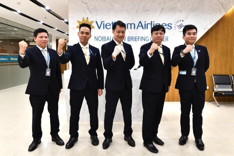 Tổ bay của Vietnam Airlines sẵn sàng cho chuyến bay đặc biệt đưa công dân Việt Nam từ tâm dịch Vũ Hán về nước. (Ảnh: Vietnam+)