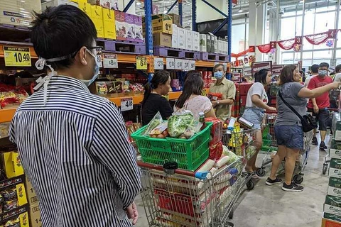 Người dân Singapore đổ xô đến các siêu thị mua đồ do lo ngại dịch bệnh