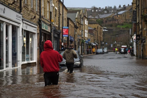 Bão Ciara tràn qua Anh gây ngập lụt. (Ảnh: AFP/TTXVN)