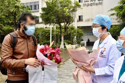 Trung Quốc: Bệnh nhân nước ngoài nhiễm COVID-19 đầu tiên xuất viện