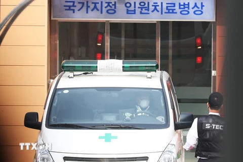 Xe cứu thương chở bệnh nhân nghi nhiễm COVID-19 tại Hàn Quốc. (Ảnh: YONHAP/TTXVN) 