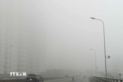 Thủ đô Hà Nội chìm trong sương mù. (Ảnh: TTXVN)