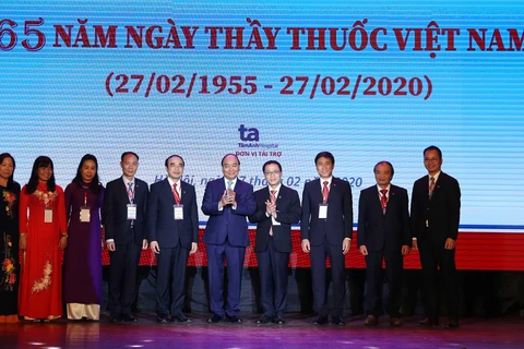 Thủ tướng Nguyễn Xuân Phúc với Ban lãnh đạo Trường Đại học Y Hà Nội. (Ảnh: Thống Nhất/TTXVN)