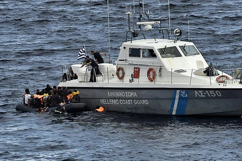 Lực lượng bảo vệ bờ biển Hy Lạp xua đuổi xuồng của người di cư