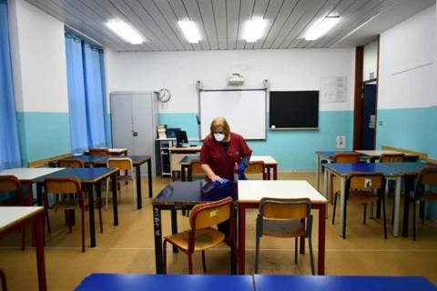 Khử trùng tại một trường học ở Italy. (Ảnh: Reuters)