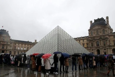 Pháp: Bảo tàng Louvre mở cửa đón khách trong cơn bão dịch bệnh