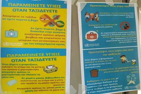 Các nhà chờ xe bus tại Hy Lạp đều được dán tờ rơi khuyến cáo về dịch bệnh. (Ảnh: IPA)