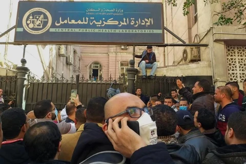 Hàng nghìn người Ai Cập xếp hàng chờ xét nghiệm COVID-19