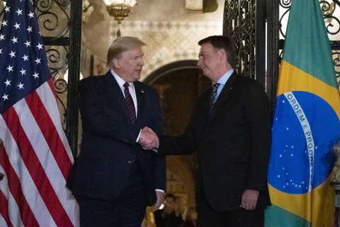 Tổng thống Mỹ Donald Trump và người đồng cấp Brazil Jair Bolsonaro. (Ảnh: AP)