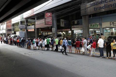 Người dân thành phố Manila xếp hàng mua khẩu trang. (Ảnh: AP)