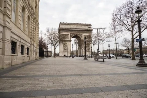 Thủ đô Paris vắng bóng người do dịch bệnh.
