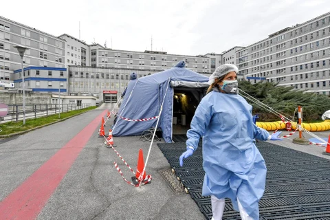Italy gấp rút xây dựng bệnh viện dã chiến trong 72 giờ