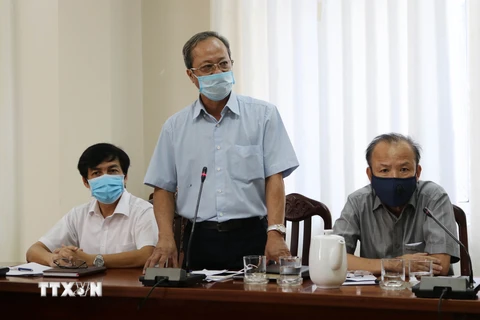 Đại diện ngành y tế tỉnh Ninh Thuận cung cấp thông tin cho báo chí về tình hình phòng chống dịch. (Ảnh: Nguyễn Thành/TTXVN) 