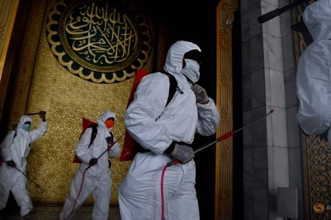Khử trùng tại một thánh đường Hồi giáo ở Surabaya. (Ảnh: Antara/Reuters)