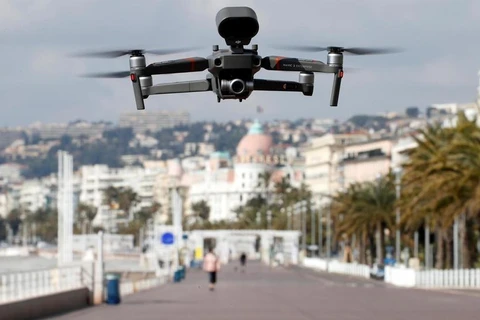 Cảnh sát Pháp sử dụng drone giám sát tình hình giới nghiêm