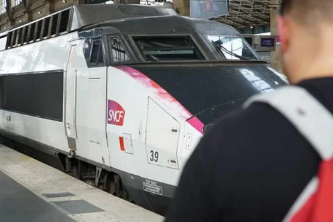 Pháp dùng máy bay, tàu TGV vận chuyển bệnh nhân COVID-19