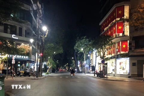 Tuyến phố Bà Triệu vắng vẻ nhiều so với những ngày trước. (Ảnh: Trần Việt/TTXVN)