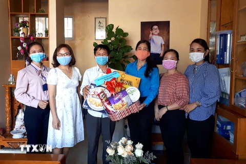 Liên đoàn Lao động quận Tân Phú cảm ơn chủ phòng trọ ở phường Sơn Kỳ giảm giá cho công nhân lao động bị ảnh hưởng do dịch bệnh COVID-19. (Ảnh: Thanh Vũ/TTXVN)