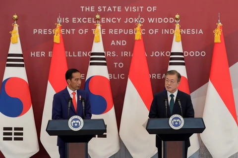 Tổng thống Hàn Quốc Moon Jae-in tiếp đón người đồng cấp Indonesia Joko Widodo hồi năm 2018. (Ảnh: Reuters)