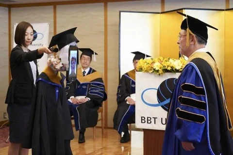 Nhật Bản: Sinh viên cử robot đến tham dự lễ nhận bằng tốt nghiệp