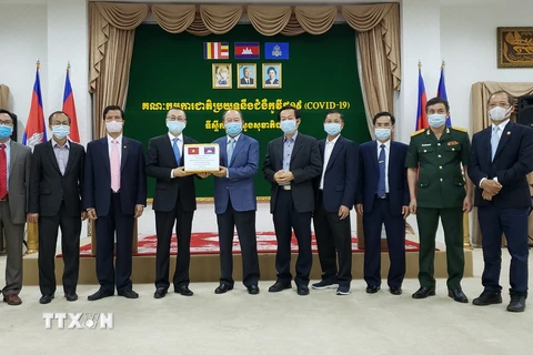 Đại diện Việt Nam và Campuchia chụp ảnh lưu niệm tại buổi trao tặng thiết bị y tế. (Ảnh: Nguyễn Hùng/TTXVN) 