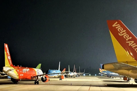 Các hãng hàng không gồng mình trong cơn bão COVID-19