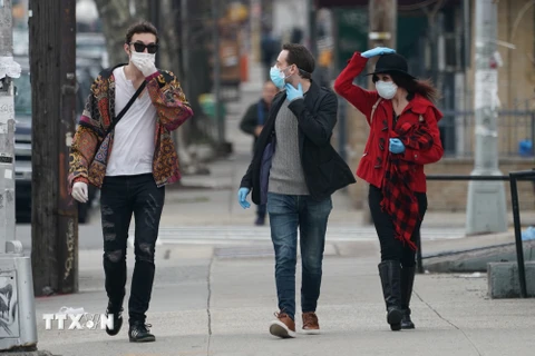 New York bắt buộc người dân phải đeo khẩu trang khi ra đường. (Ảnh: THX/TTXVN)