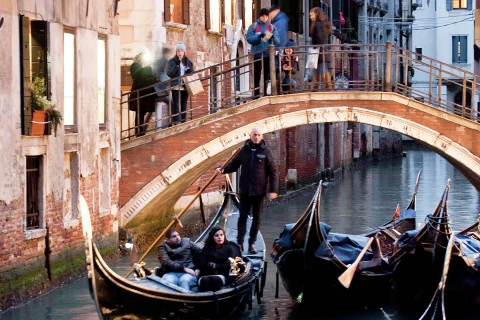 Venice nổi tiếng với những chiếc thuyền Gondola.