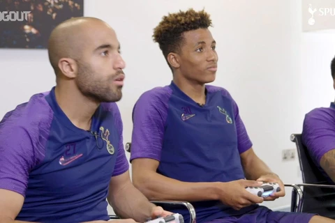 Các cầu thủ Tottenham 'sát phạt' nhau trên sân đấu FIFA 20