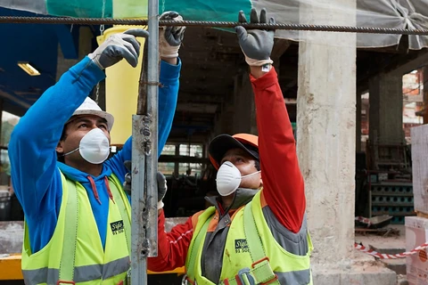 Công nhân Tây Ban Nha quay lại làm việc. (Ảnh: BBC)