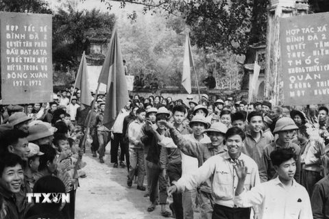 Hàng chục vạn người con của Thủ đô đã tình nguyện lên đường chi viện cho chiến trường miền Nam. (Ảnh: Kim Hùng/TTXVN) 