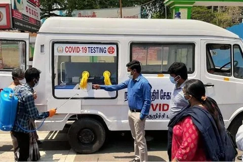 Ấn Độ triển khai các xe xét nghiệm COVID-19 lưu động