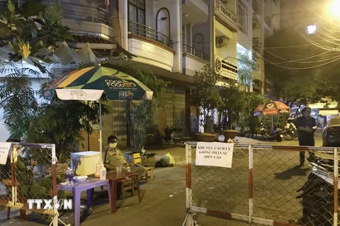 Phong tỏa toàn bộ lô B2 tại chung cư 1A-1B phố Nguyễn Đình Chiểu. (Ảnh: TTXVN phát)