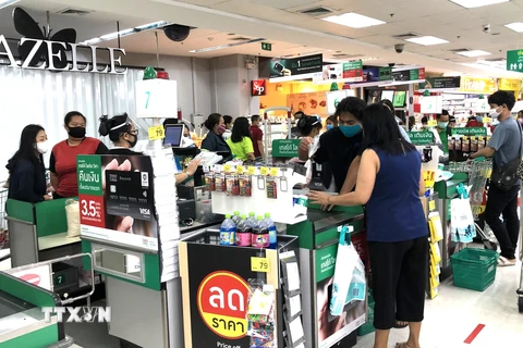 Người dân Thái Lan bắt đầu đổ đi mua sắm. (Ảnh: Ngọc Quang/TTXVN)
