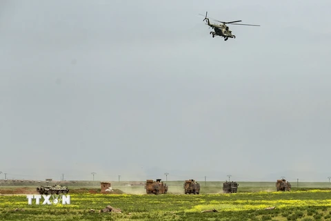 Nga và Thổ Nhĩ Kỳ tham gia cuộc tuần tra chung dưới sự yểm trợ của máy bay trực thăng. (Ảnh: AFP/TTXVN)