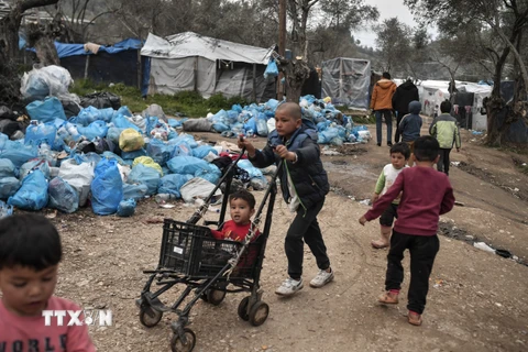 Trẻ em di cư tại một trại tị nạn ở Hy Lạp. Ảnh: AFP/ TTXVN