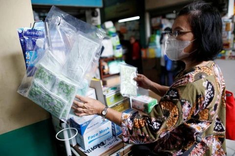 Người dân Jakarta mua sắm khẩu trang. (Ảnh: Reuters)
