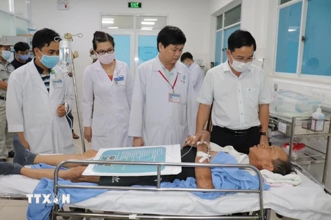 Lãnh đạo Sở Y tế Đồng Nai thăm hỏi những nạn nhân bị thương đang cấp cứu tại bệnh viện. (Ảnh: Sỹ Tuyên/TTXVN)