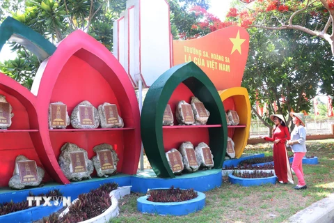 Trưng bày bộ sưu tập “Đá chủ quyền biển đảo Hoàng Sa, Trường Sa là của Việt Nam”.(Ảnh: Nguyễn Văn Trí/TTXVN) 