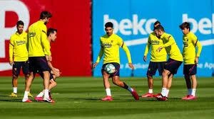 Các đội bóng Tây Ban Nha bắt đầu được tập luyện theo nhóm